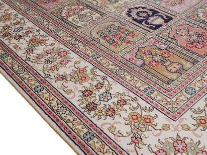 Feiner, handgeknüpfter, chinesischer Hereke Orientteppich aus gesponnener Seide mit Feldmuster von Khademi, creme, weiß, multicolor. 272x184 cm. Verkauf durch Jupiter Intl.