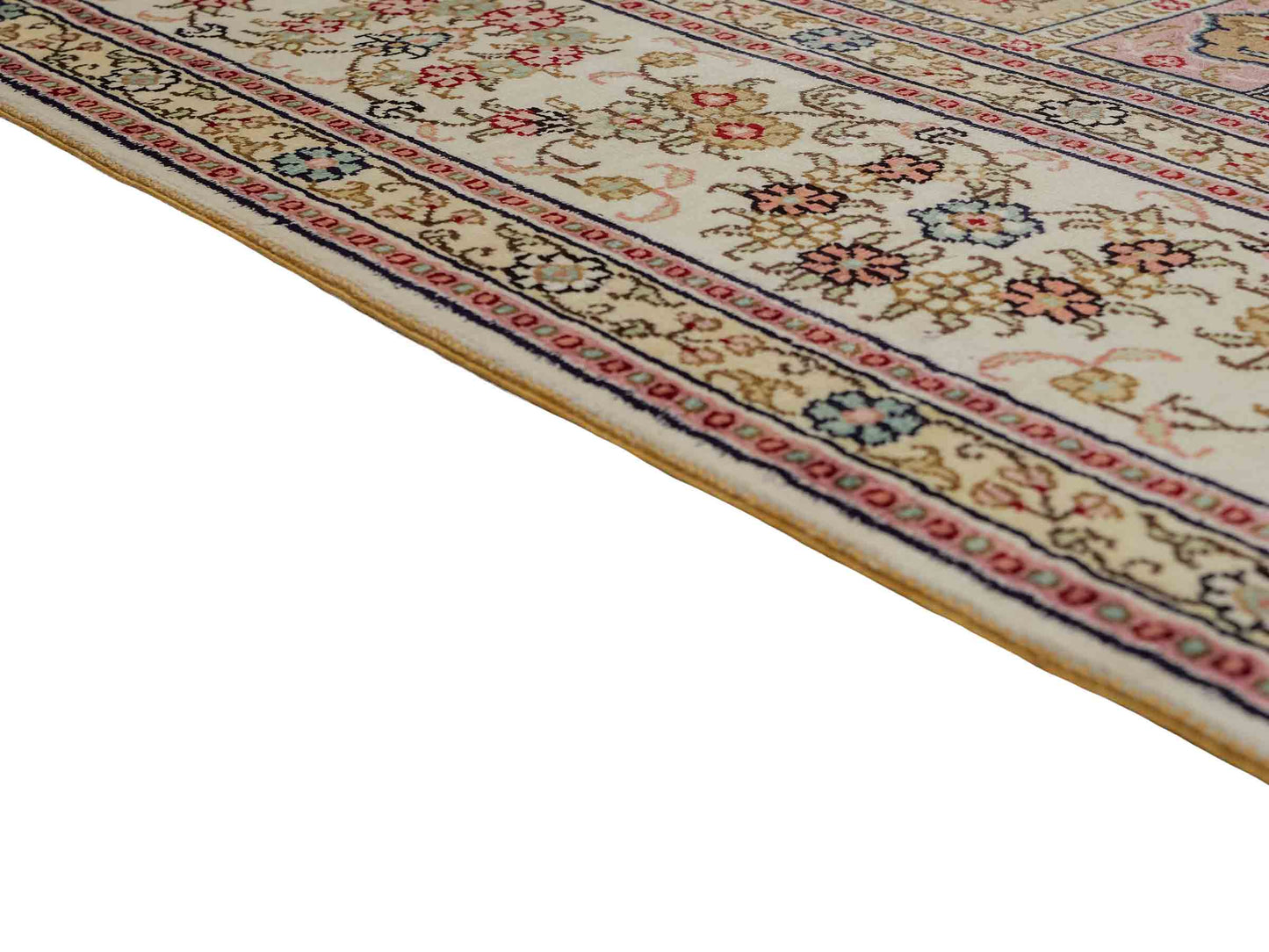 Feiner, handgeknüpfter, chinesischer Hereke Orientteppich aus gesponnener Seide mit Feldmuster von Khademi, creme, weiß, multicolor. 272x184 cm. Verkauf durch Jupiter Intl.