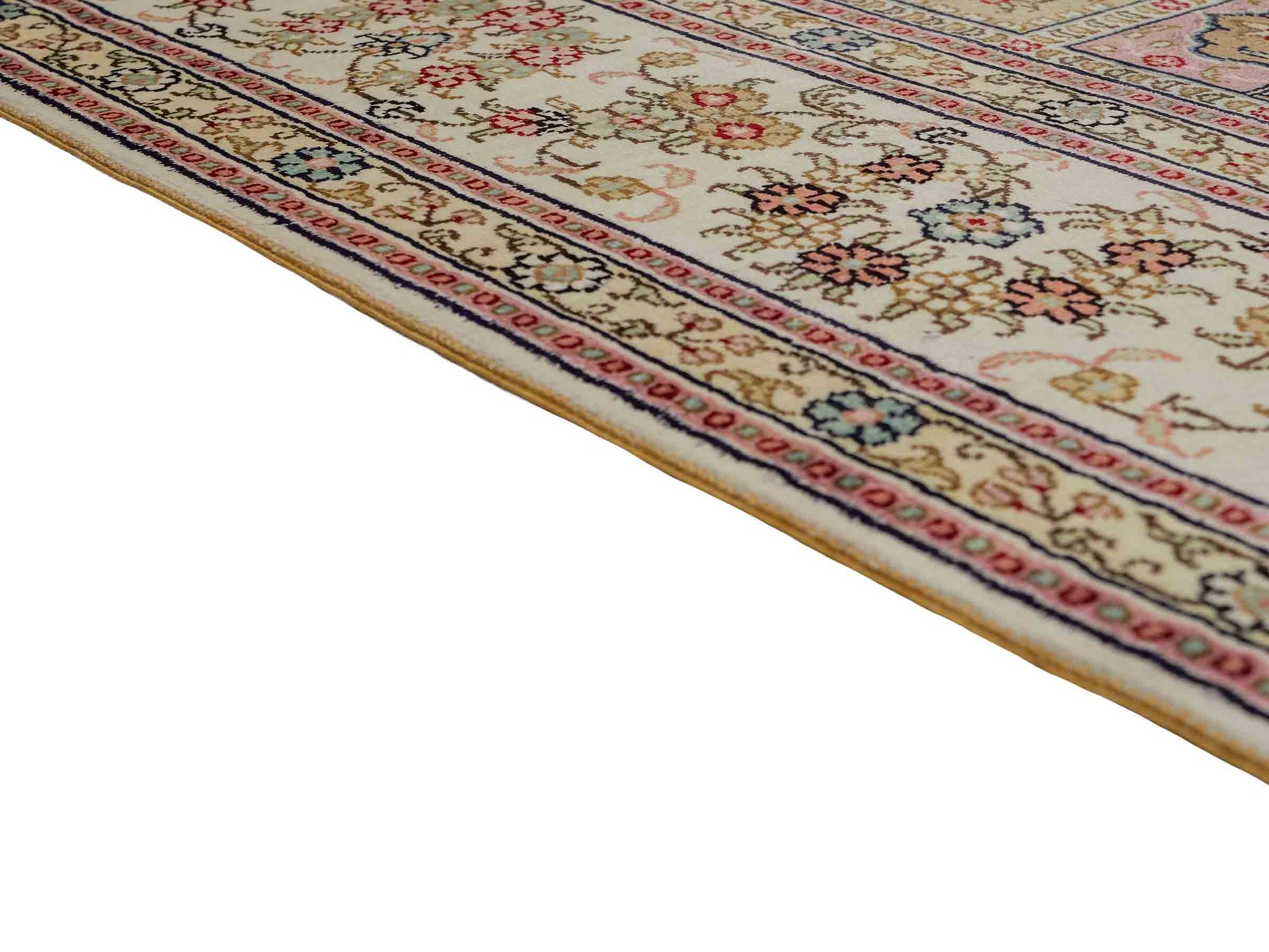 Feiner, handgeknüpfter, chinesischer Hereke Orientteppich aus gesponnener Seide mit Feldmuster von Khademi, creme, weiß, multicolor. 272x184 cm. Verkauf durch Jupiter Intl.