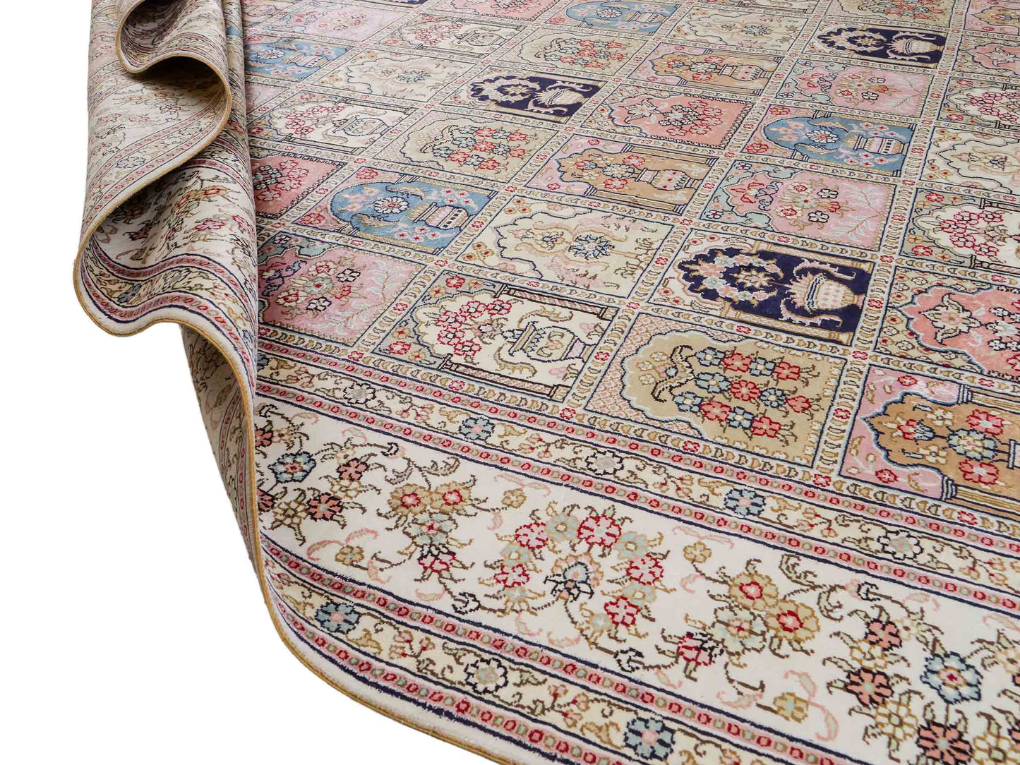 Feiner, handgeknüpfter, chinesischer Hereke Orientteppich aus gesponnener Seide mit Feldmuster von Khademi, creme, weiß, multicolor. 272x184 cm. Verkauf durch Jupiter Intl.