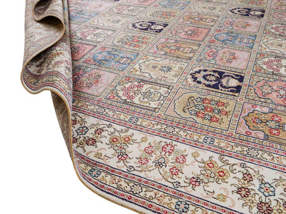 Feiner, handgeknüpfter, chinesischer Hereke Orientteppich aus gesponnener Seide mit Feldmuster von Khademi, creme, weiß, multicolor. 272x184 cm. Verkauf durch Jupiter Intl.