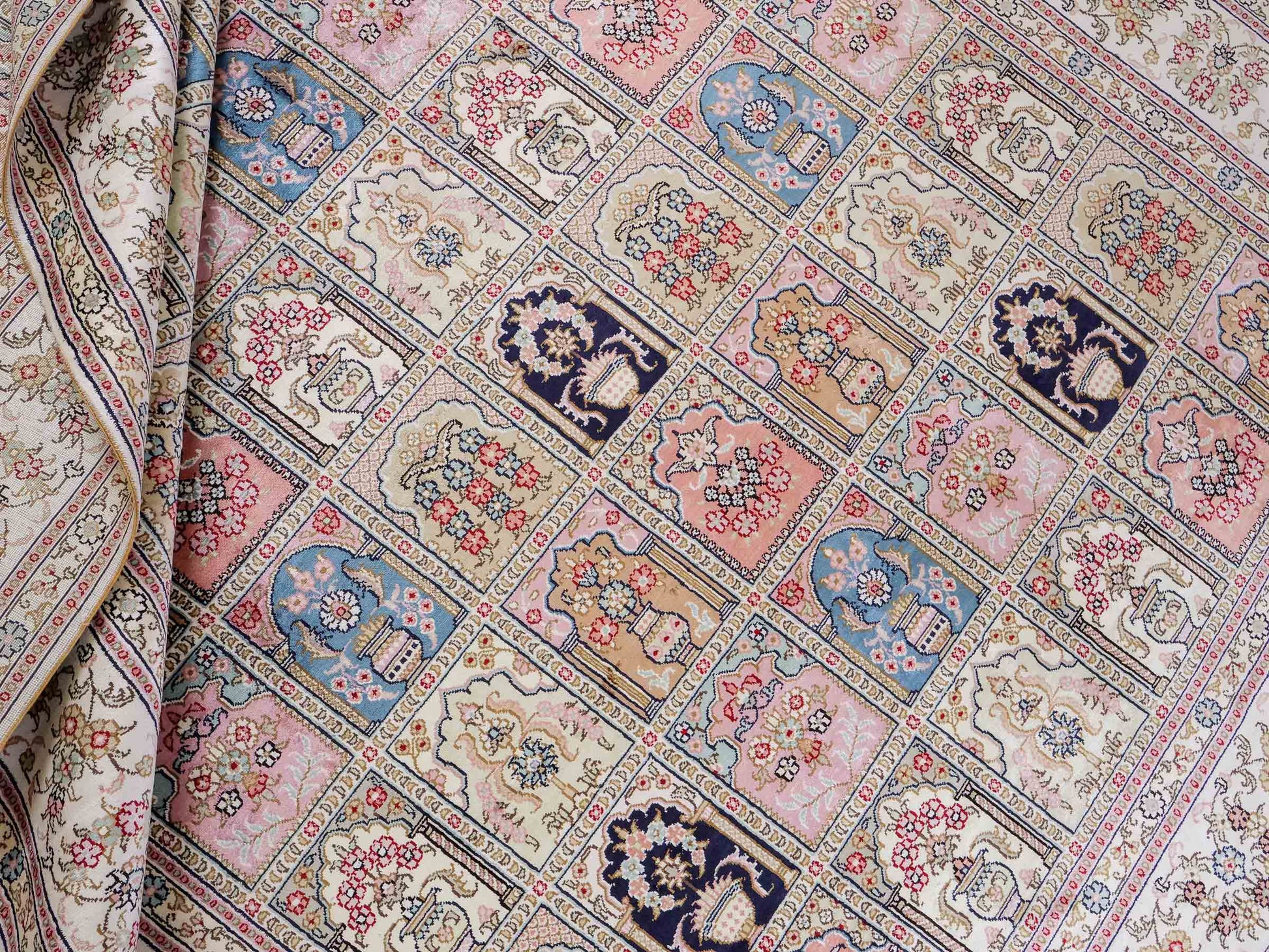 Feiner, handgeknüpfter, chinesischer Hereke Orientteppich aus gesponnener Seide mit Feldmuster von Khademi, creme, weiß, multicolor. 272x184 cm. Verkauf durch Jupiter Intl.