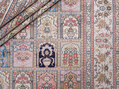 Feiner, handgeknüpfter, chinesischer Hereke Orientteppich aus gesponnener Seide mit Feldmuster von Khademi, creme, weiß, multicolor. 272x184 cm. Verkauf durch Jupiter Intl.