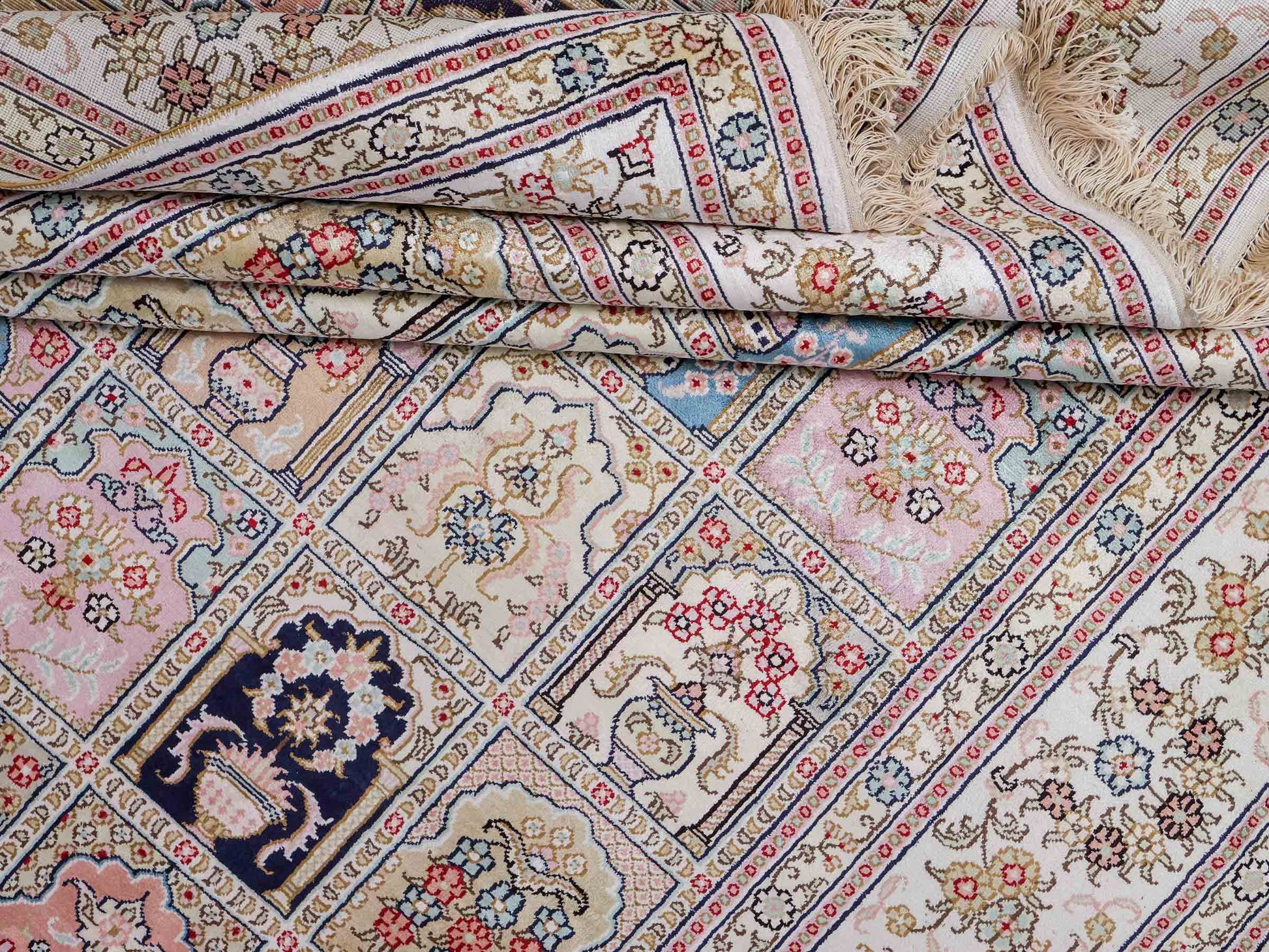 Feiner, handgeknüpfter, chinesischer Hereke Orientteppich aus gesponnener Seide mit Feldmuster von Khademi, creme, weiß, multicolor. 272x184 cm. Verkauf durch Jupiter Intl.