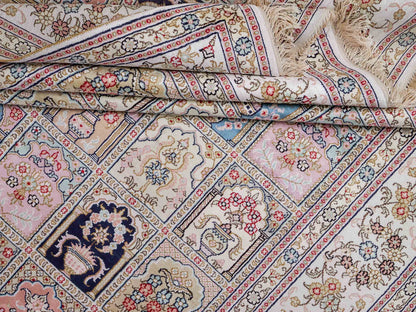 Feiner, handgeknüpfter, chinesischer Hereke Orientteppich aus gesponnener Seide mit Feldmuster von Khademi, creme, weiß, multicolor. 272x184 cm. Verkauf durch Jupiter Intl.