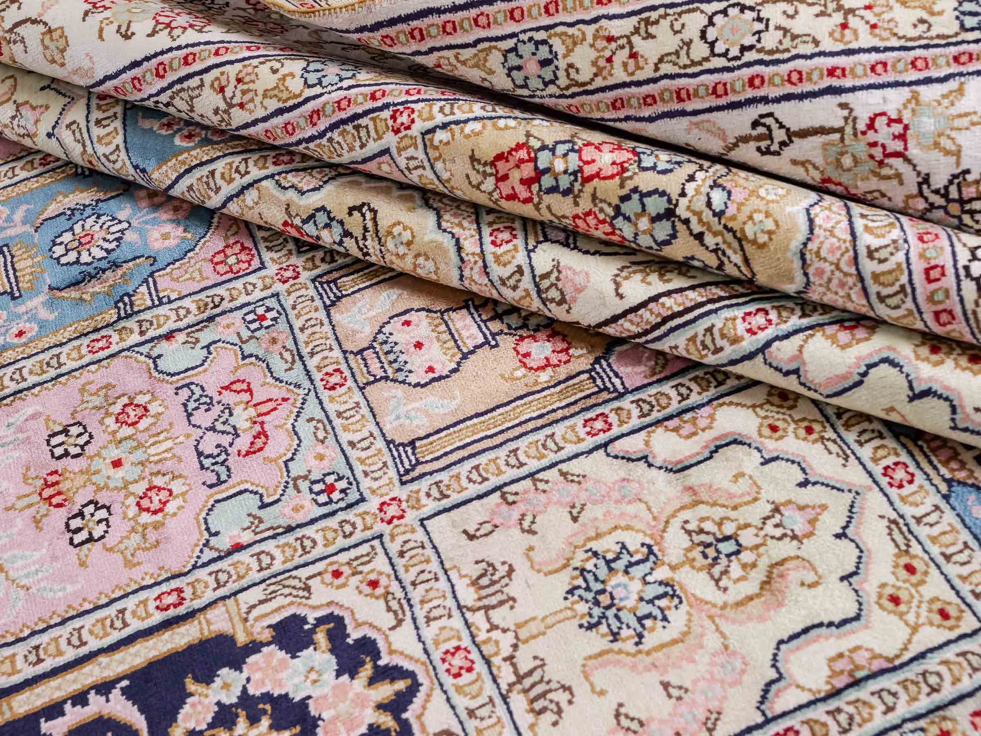 Feiner, handgeknüpfter, chinesischer Hereke Orientteppich aus gesponnener Seide mit Feldmuster von Khademi, creme, weiß, multicolor. 272x184 cm. Verkauf durch Jupiter Intl.