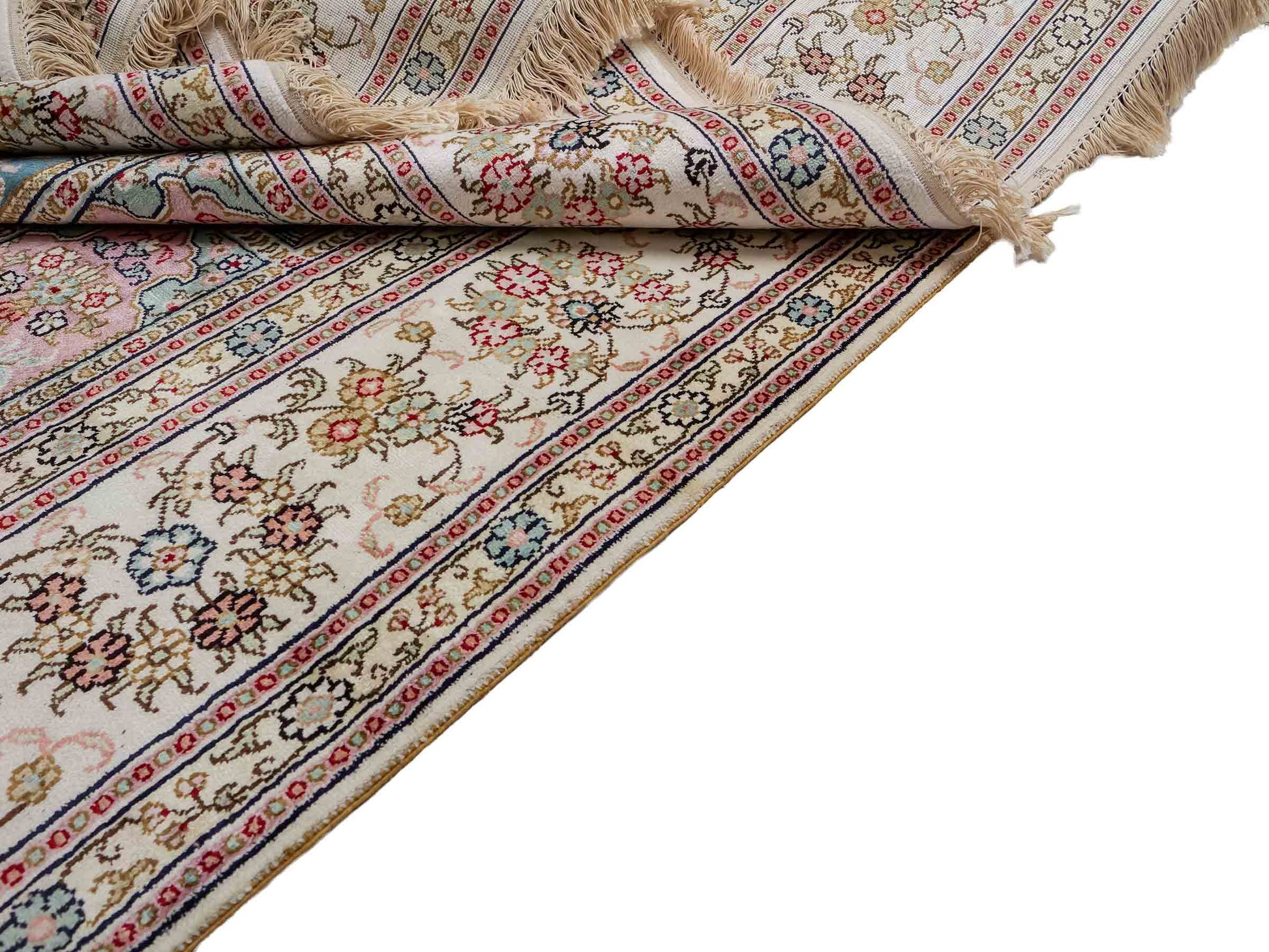 Feiner, handgeknüpfter, chinesischer Hereke Orientteppich aus gesponnener Seide mit Feldmuster von Khademi, creme, weiß, multicolor. 272x184 cm. Verkauf durch Jupiter Intl.