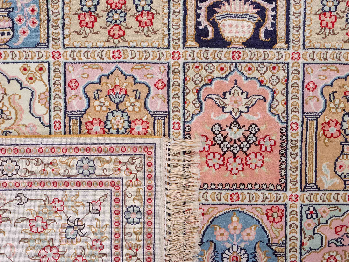 Feiner, handgeknüpfter, chinesischer Hereke Orientteppich aus gesponnener Seide mit Feldmuster von Khademi, creme, weiß, multicolor. 272x184 cm. Verkauf durch Jupiter Intl.