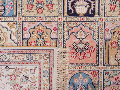 Feiner, handgeknüpfter, chinesischer Hereke Orientteppich aus gesponnener Seide mit Feldmuster von Khademi, creme, weiß, multicolor. 272x184 cm. Verkauf durch Jupiter Intl.