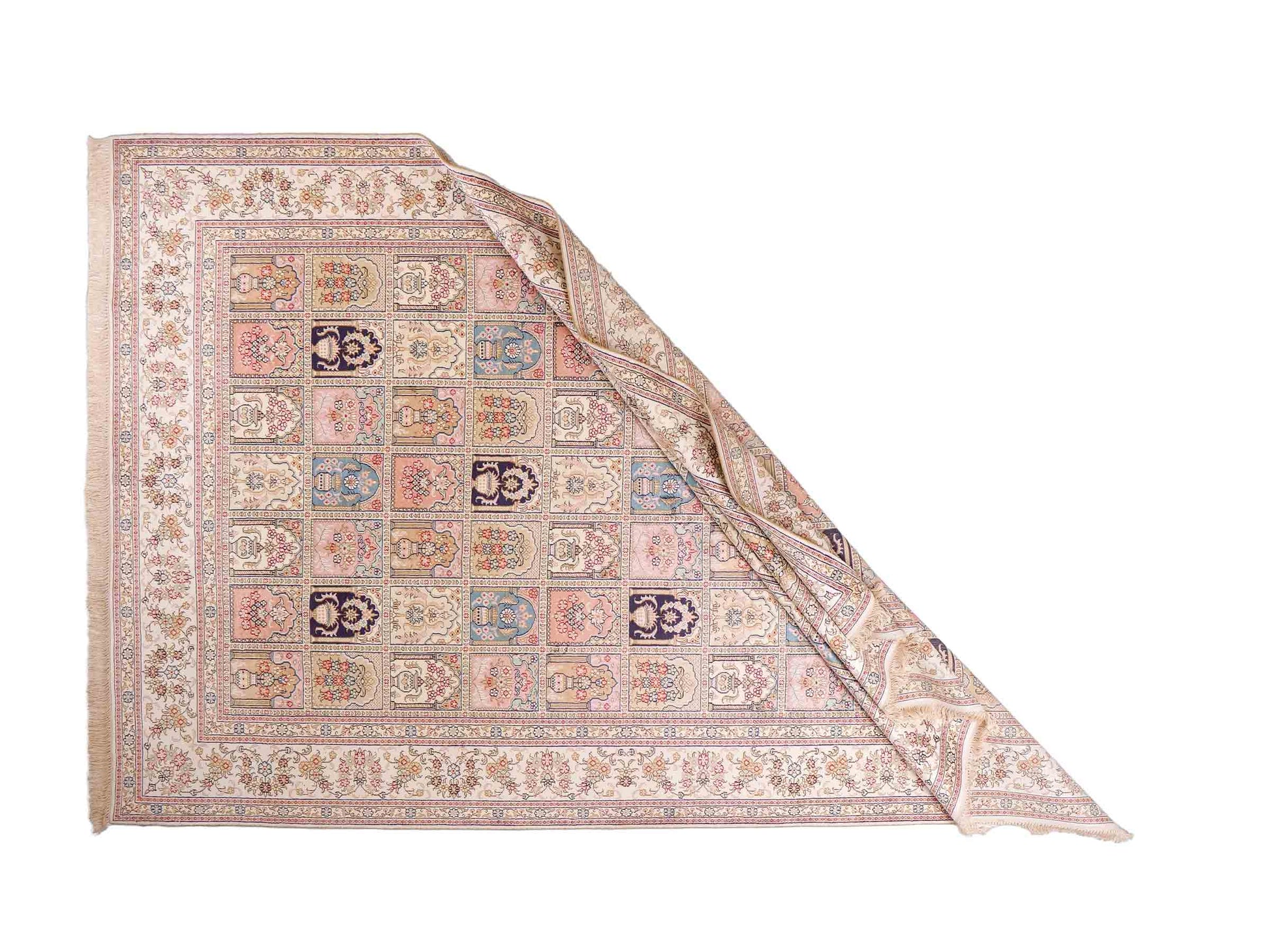 Feiner, handgeknüpfter, chinesischer Hereke Orientteppich aus gesponnener Seide mit Feldmuster von Khademi, creme, weiß, multicolor. 272x184 cm. Verkauf durch Jupiter Intl.