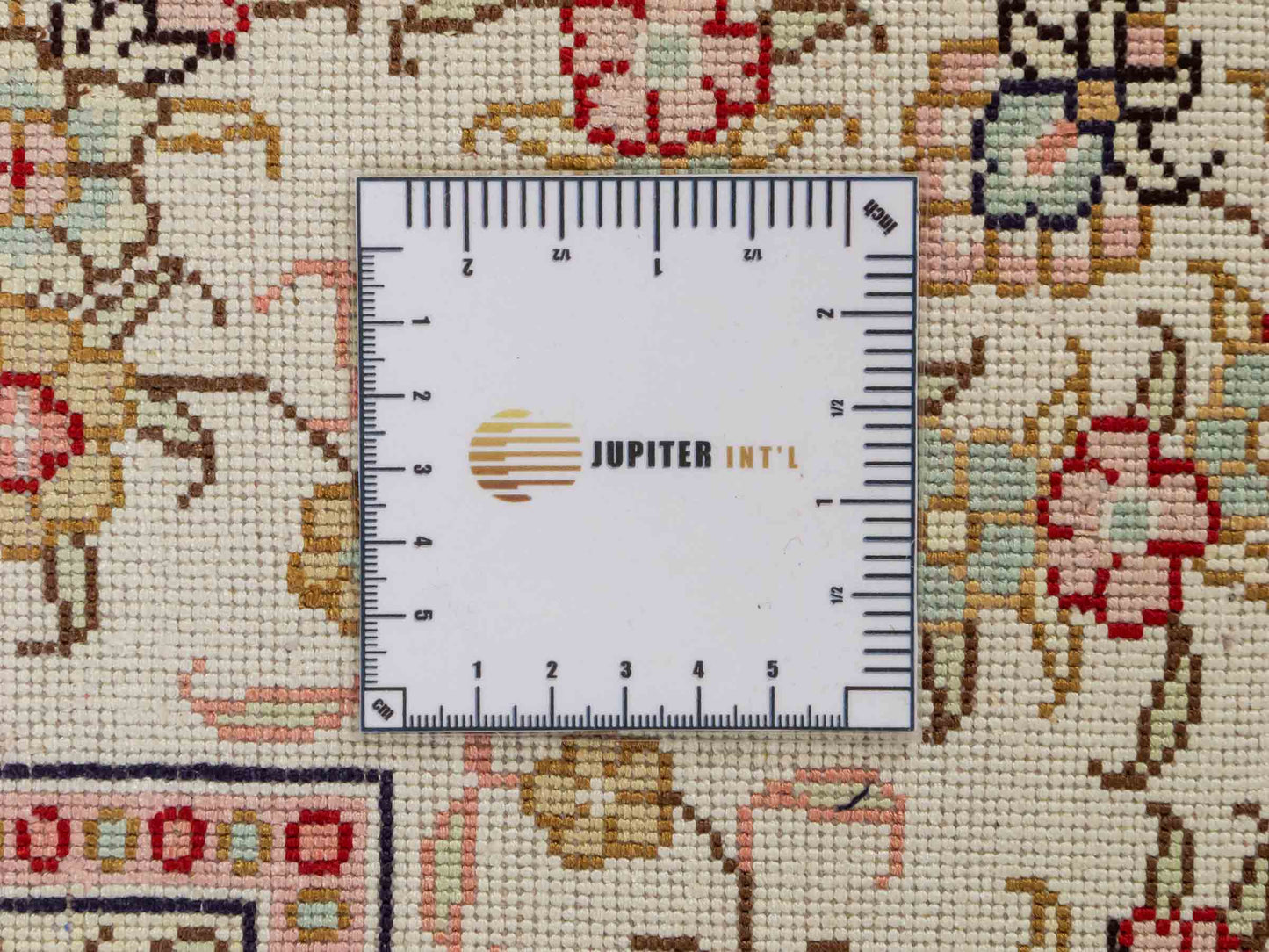 Feiner, handgeknüpfter, chinesischer Hereke Orientteppich aus gesponnener Seide mit Feldmuster von Khademi, creme, weiß, multicolor. 272x184 cm. Verkauf durch Jupiter Intl.