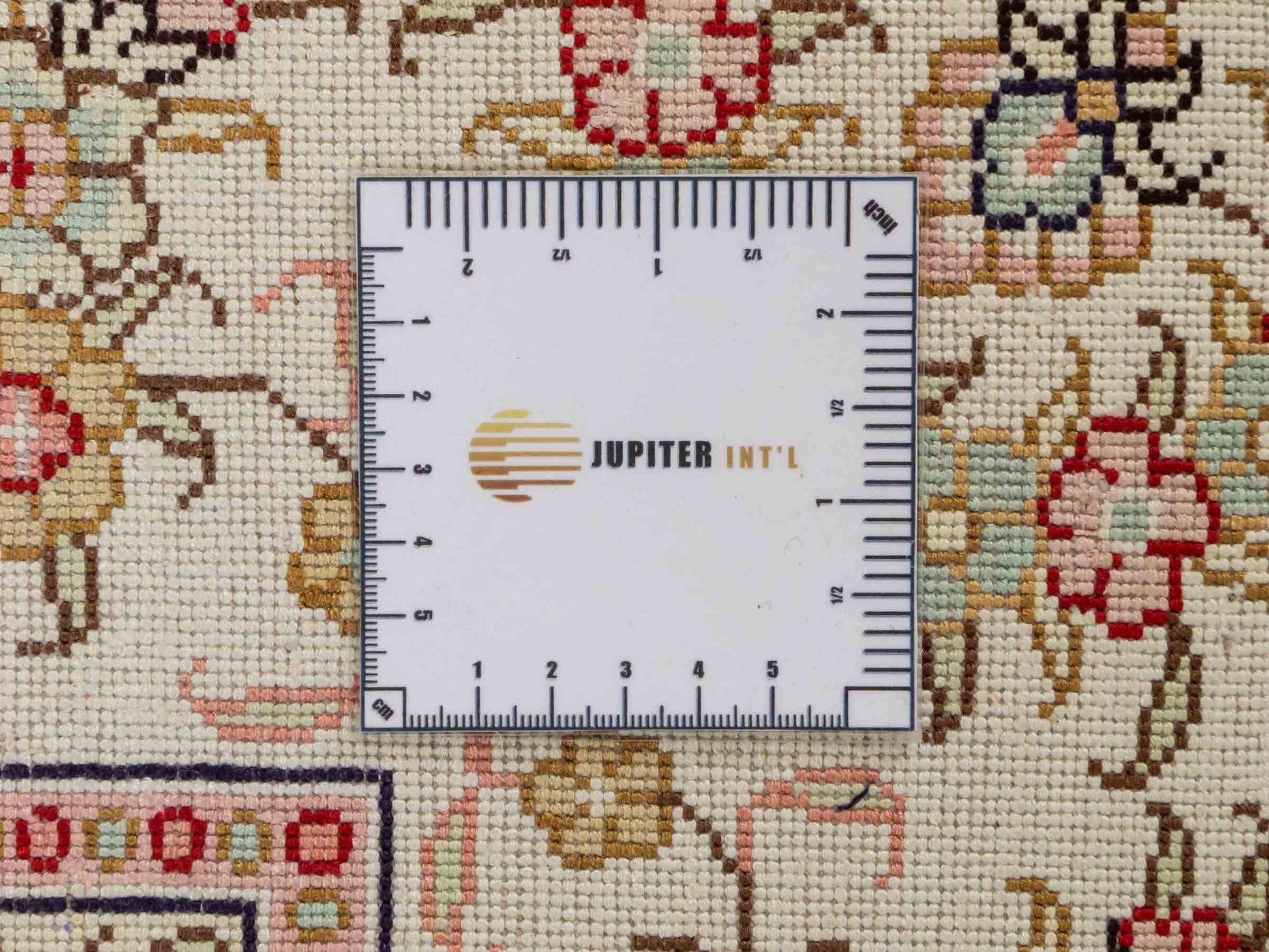 Feiner, handgeknüpfter, chinesischer Hereke Orientteppich aus gesponnener Seide mit Feldmuster von Khademi, creme, weiß, multicolor. 272x184 cm. Verkauf durch Jupiter Intl.