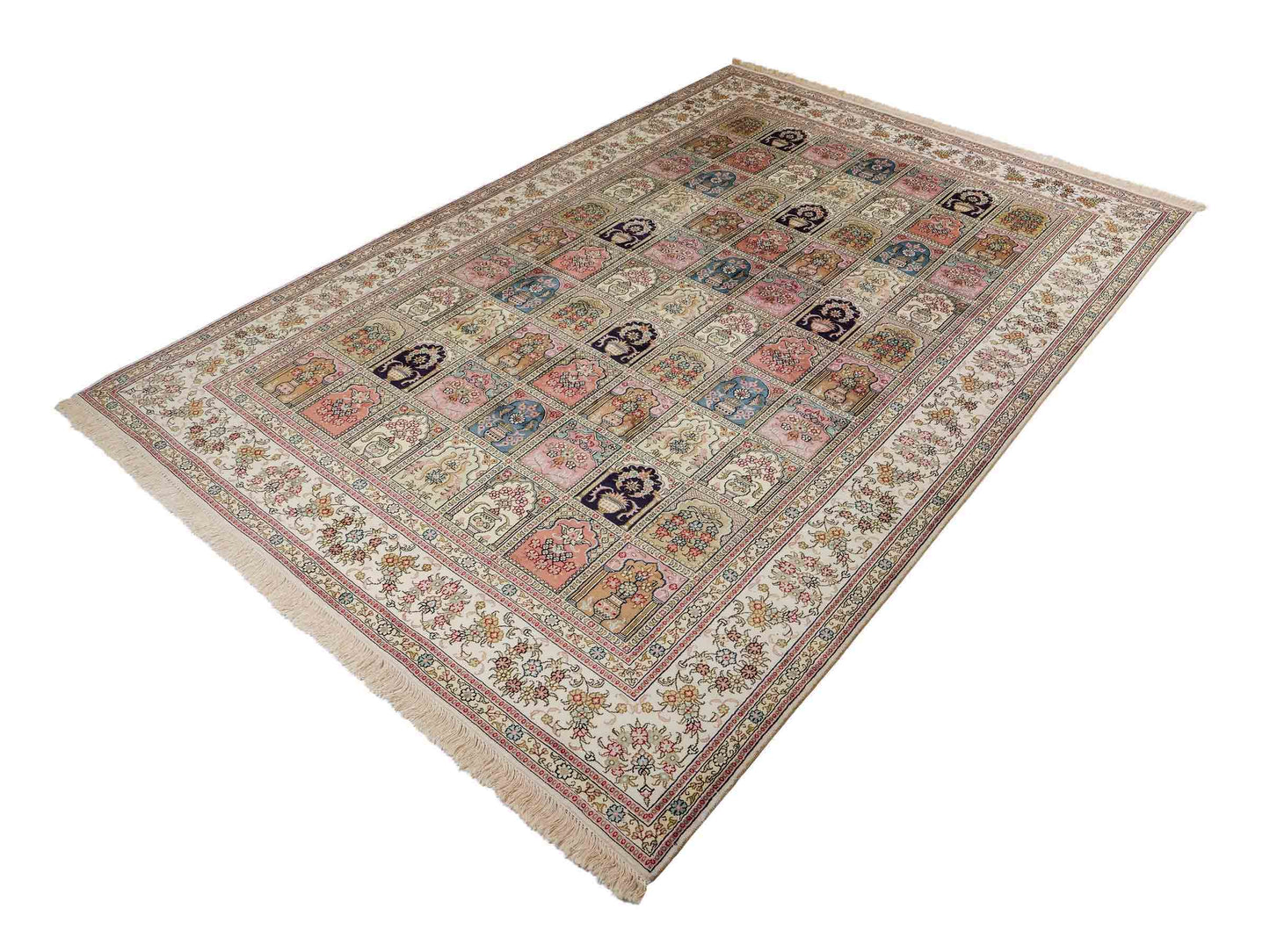 Feiner, handgeknüpfter, chinesischer Hereke Orientteppich aus gesponnener Seide mit Feldmuster von Khademi, creme, weiß, multicolor. 272x184 cm. Verkauf durch Jupiter Intl.