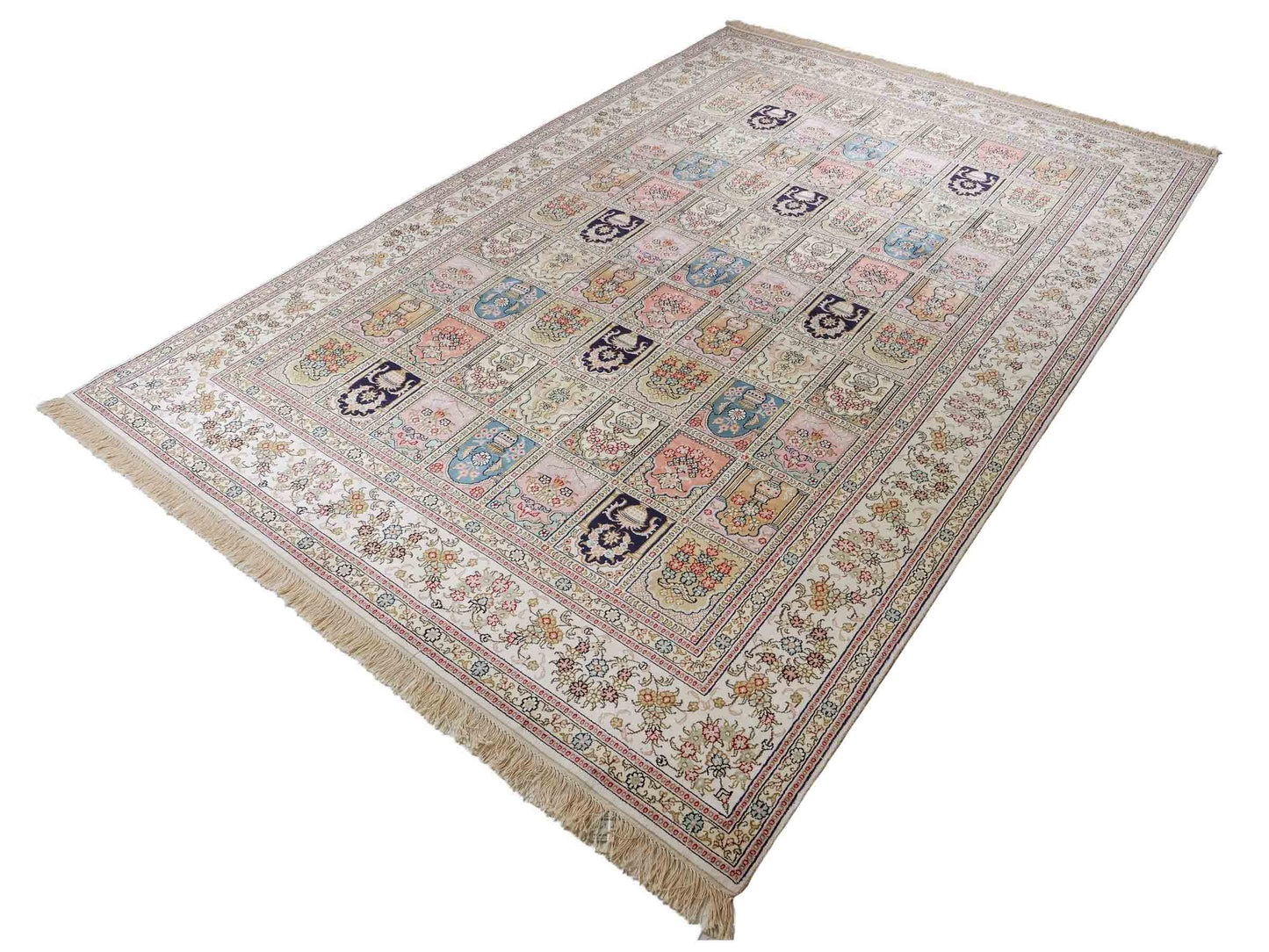 Feiner, handgeknüpfter, chinesischer Hereke Orientteppich aus gesponnener Seide mit Feldmuster von Khademi, creme, weiß, multicolor. 272x184 cm. Verkauf durch Jupiter Intl.