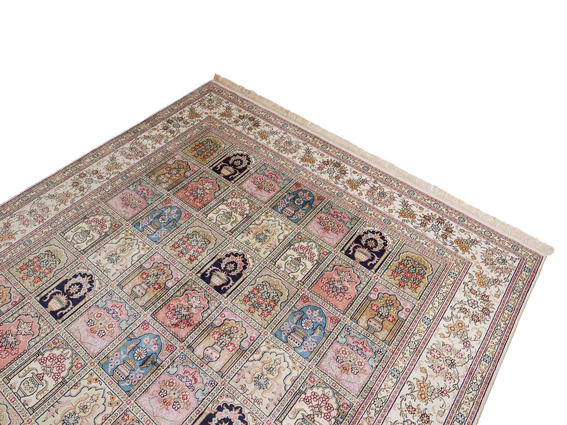 Feiner, handgeknüpfter, chinesischer Hereke Orientteppich aus gesponnener Seide mit Feldmuster von Khademi, creme, weiß, multicolor. 272x184 cm. Verkauf durch Jupiter Intl.