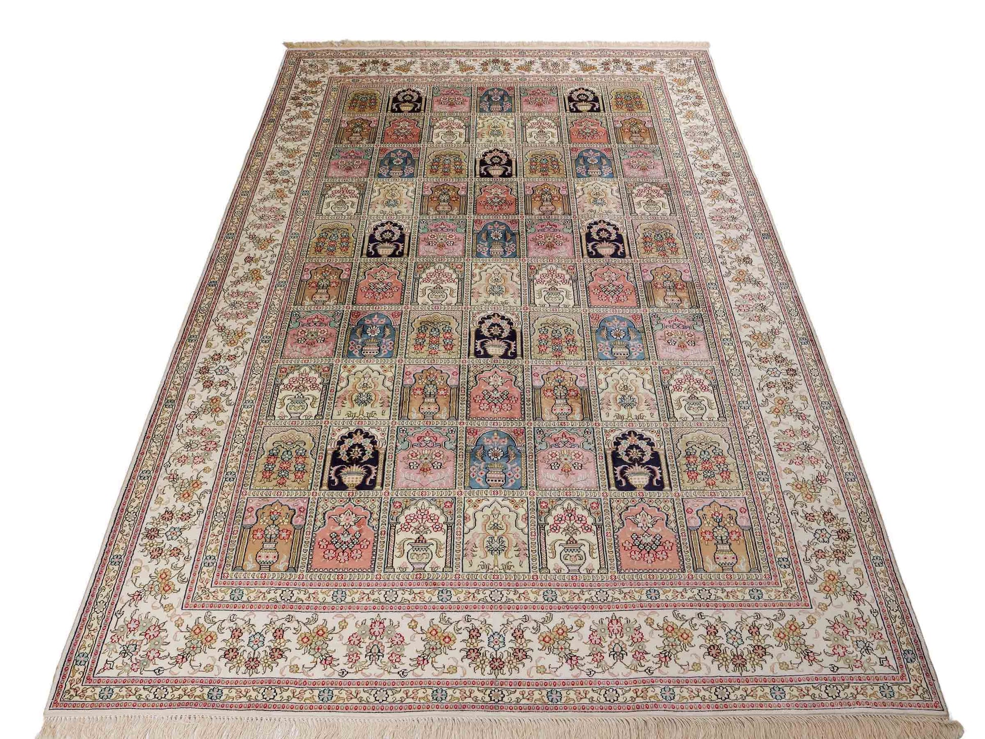 Feiner, handgeknüpfter, chinesischer Hereke Orientteppich aus gesponnener Seide mit Feldmuster von Khademi, creme, weiß, multicolor. 272x184 cm. Verkauf durch Jupiter Intl.