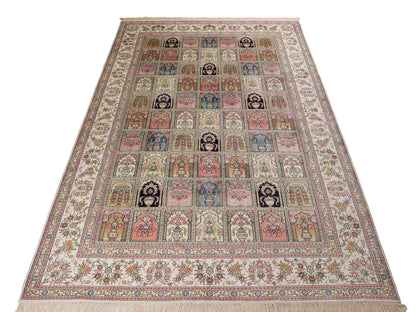 Feiner, handgeknüpfter, chinesischer Hereke Orientteppich aus gesponnener Seide mit Feldmuster von Khademi, creme, weiß, multicolor. 272x184 cm. Verkauf durch Jupiter Intl.