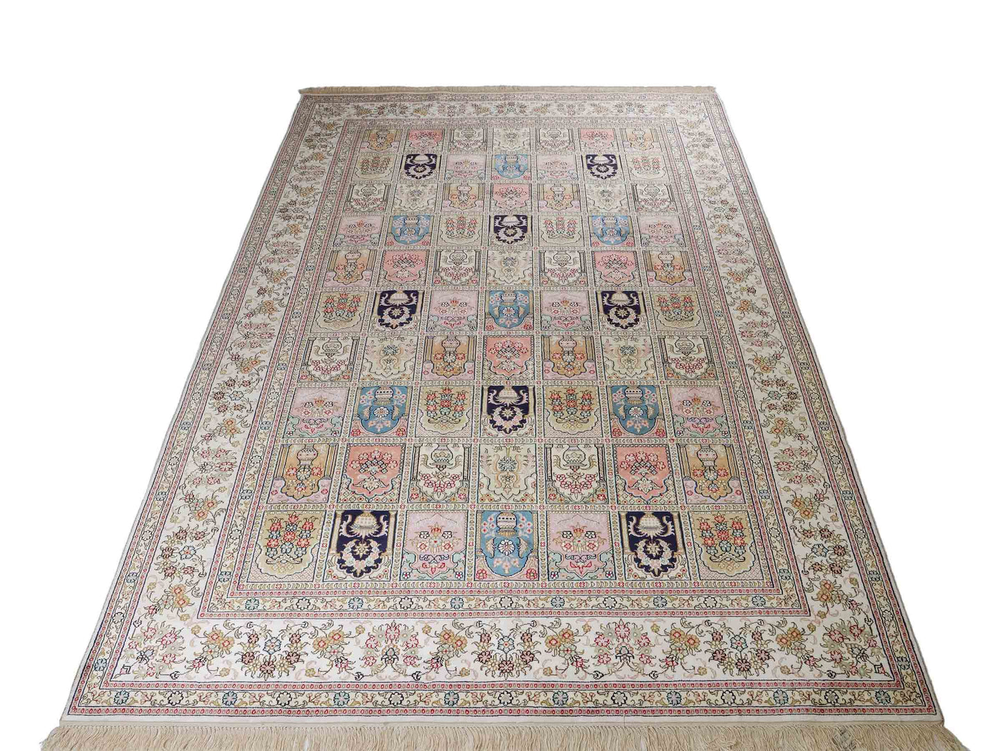 Feiner, handgeknüpfter, chinesischer Hereke Orientteppich aus gesponnener Seide mit Feldmuster von Khademi, creme, weiß, multicolor. 272x184 cm. Verkauf durch Jupiter Intl.