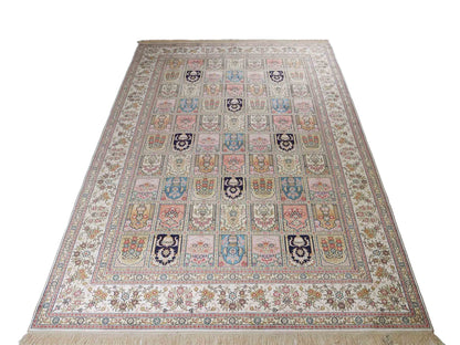 Feiner, handgeknüpfter, chinesischer Hereke Orientteppich aus gesponnener Seide mit Feldmuster von Khademi, creme, weiß, multicolor. 272x184 cm. Verkauf durch Jupiter Intl.