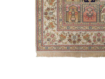 Feiner, handgeknüpfter, chinesischer Hereke Orientteppich aus gesponnener Seide mit Feldmuster von Khademi, creme, weiß, multicolor. 272x184 cm. Verkauf durch Jupiter Intl.