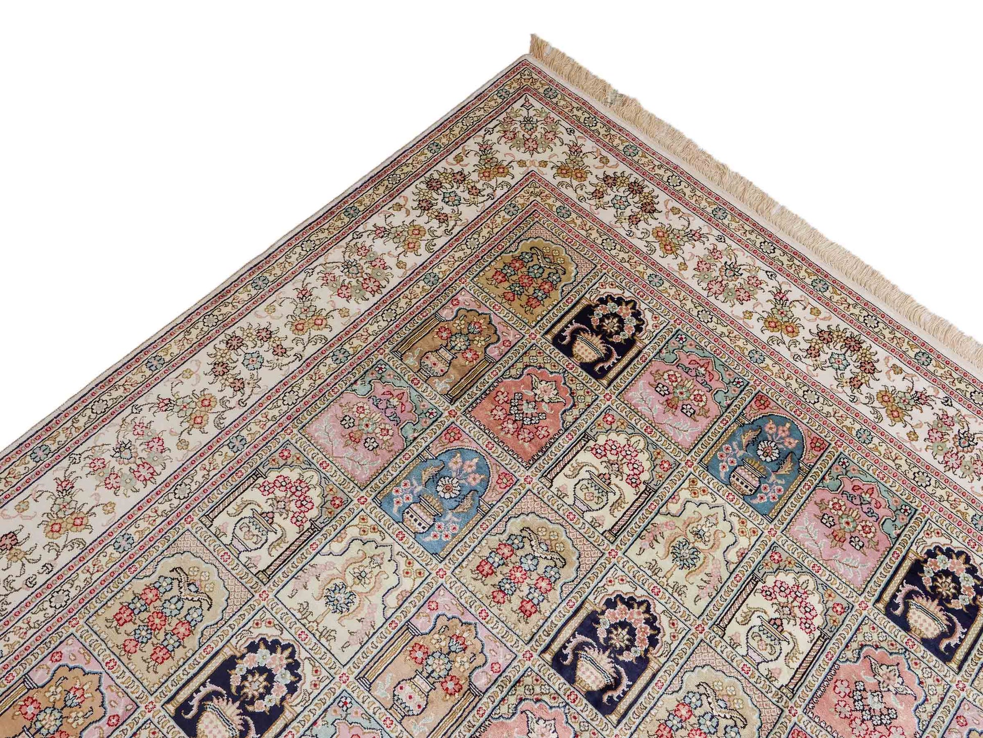 Feiner, handgeknüpfter, chinesischer Hereke Orientteppich aus gesponnener Seide mit Feldmuster von Khademi, creme, weiß, multicolor. 272x184 cm. Verkauf durch Jupiter Intl.