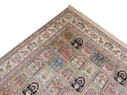 Feiner, handgeknüpfter, chinesischer Hereke Orientteppich aus gesponnener Seide mit Feldmuster von Khademi, creme, weiß, multicolor. 272x184 cm. Verkauf durch Jupiter Intl.