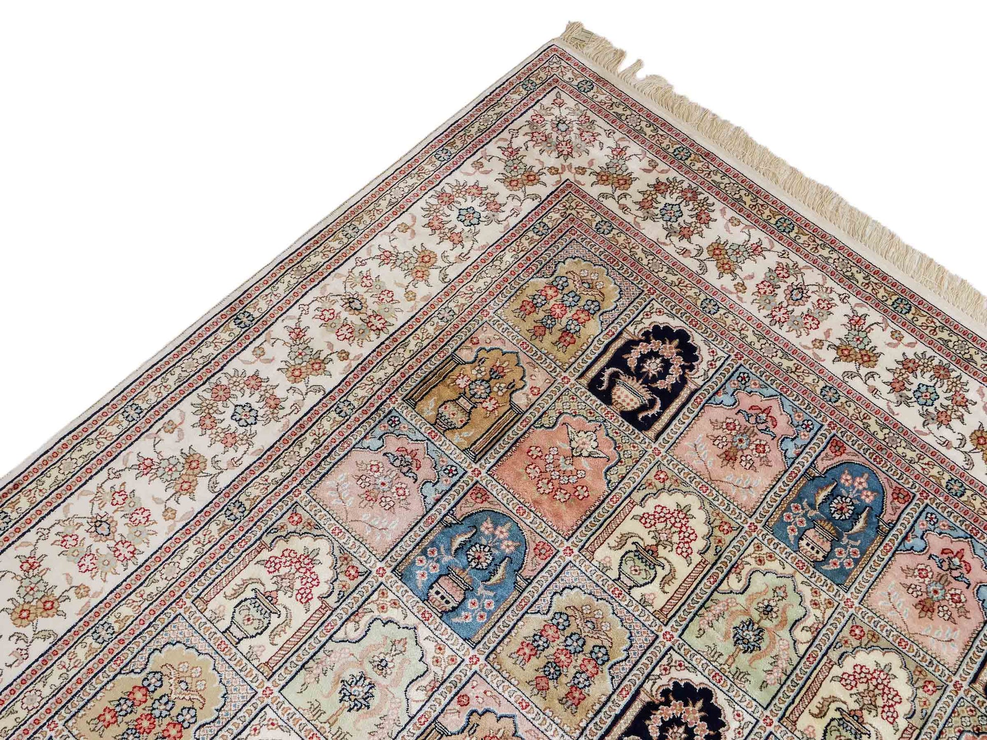 Feiner, handgeknüpfter, chinesischer Orientteppich mit Hereke Design aus Viskose, creme, weiß, multicolor. 272x184 cm. Verkauf durch Jupiter Intl.