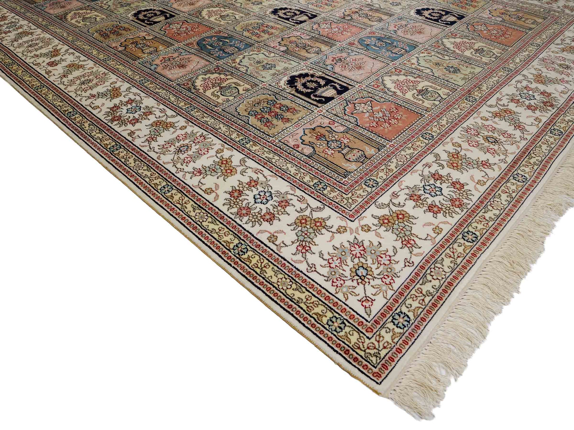 Feiner, handgeknüpfter, chinesischer Orientteppich mit Hereke Design aus Viskose, creme, weiß, multicolor. 272x184 cm. Verkauf durch Jupiter Intl.