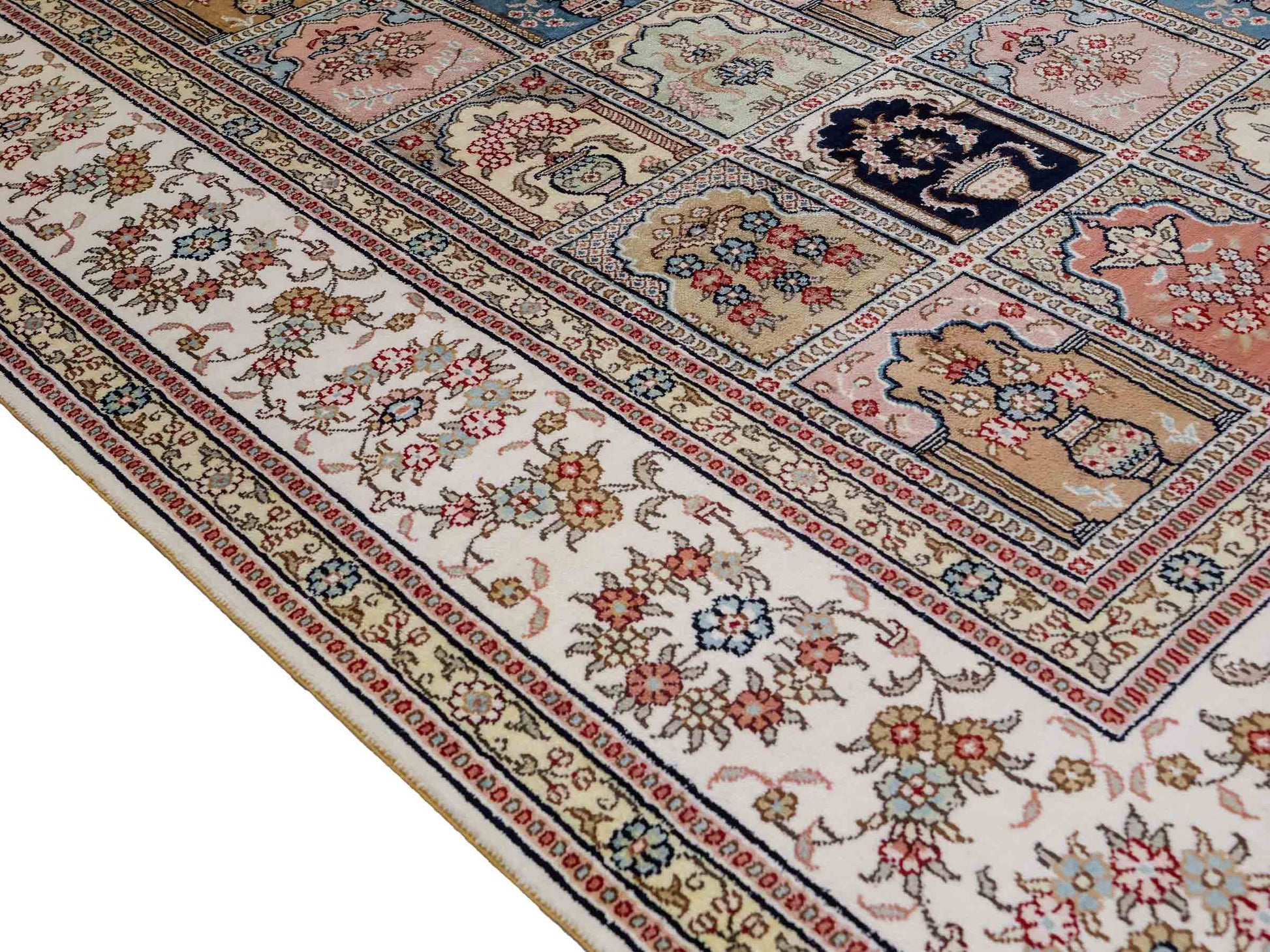 Feiner, handgeknüpfter, chinesischer Orientteppich mit Hereke Design aus Viskose, creme, weiß, multicolor. 272x184 cm. Verkauf durch Jupiter Intl.