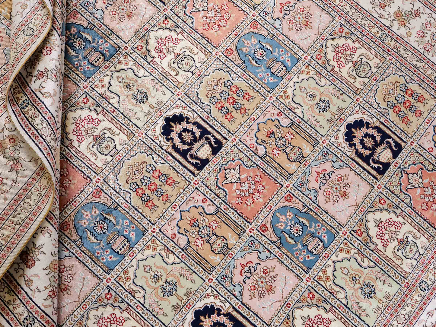 Feiner, handgeknüpfter, chinesischer Orientteppich mit Hereke Design aus Viskose, creme, weiß, multicolor. 272x184 cm. Verkauf durch Jupiter Intl.