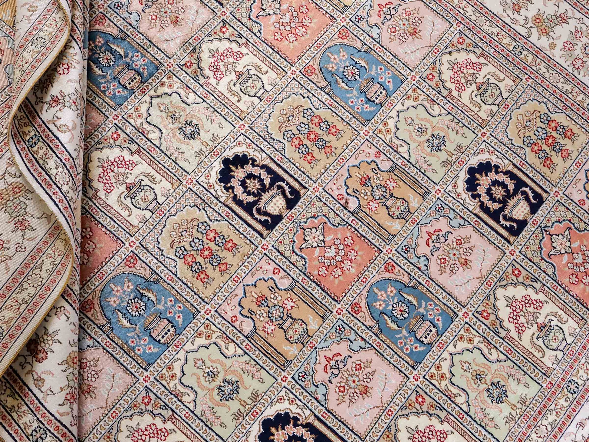 Feiner, handgeknüpfter, chinesischer Orientteppich mit Hereke Design aus Viskose, creme, weiß, multicolor. 272x184 cm. Verkauf durch Jupiter Intl.