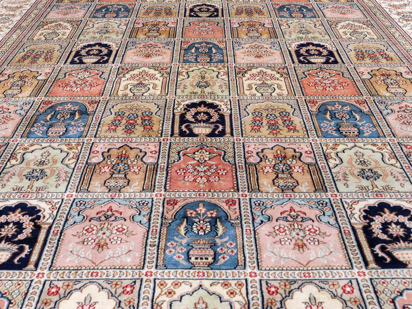 Feiner, handgeknüpfter, chinesischer Orientteppich mit Hereke Design aus Viskose, creme, weiß, multicolor. 272x184 cm. Verkauf durch Jupiter Intl.