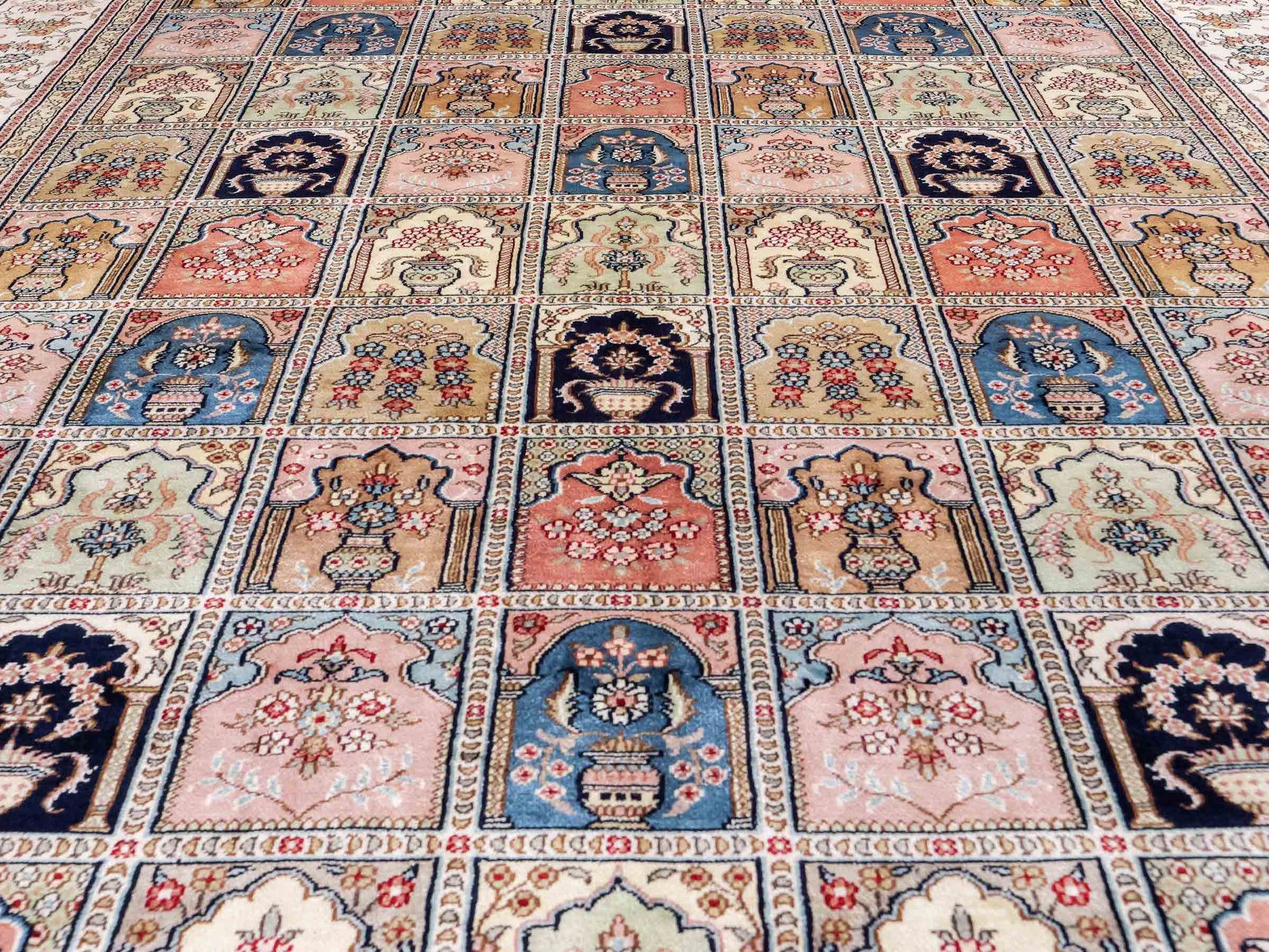 Feiner, handgeknüpfter, chinesischer Orientteppich mit Hereke Design aus Viskose, creme, weiß, multicolor. 272x184 cm. Verkauf durch Jupiter Intl.