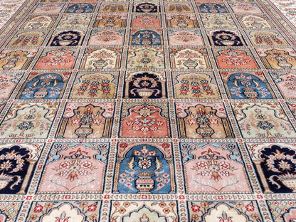 Feiner, handgeknüpfter, chinesischer Orientteppich mit Hereke Design aus Viskose, creme, weiß, multicolor. 272x184 cm. Verkauf durch Jupiter Intl.