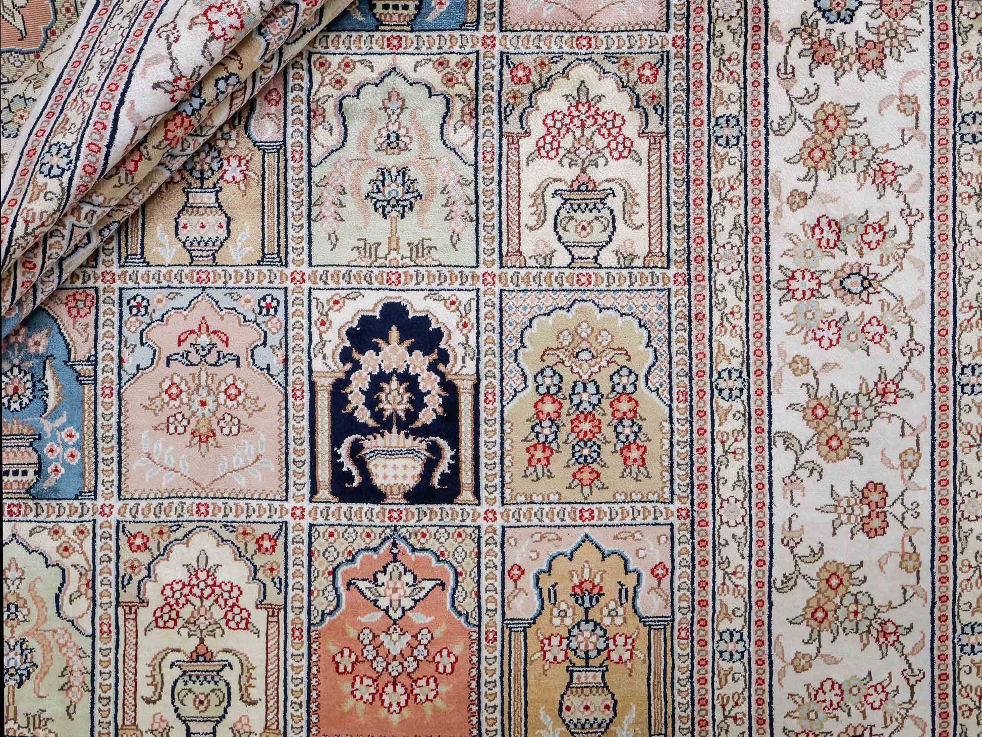 Feiner, handgeknüpfter, chinesischer Orientteppich mit Hereke Design aus Viskose, creme, weiß, multicolor. 272x184 cm. Verkauf durch Jupiter Intl.