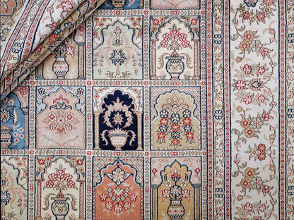 Feiner, handgeknüpfter, chinesischer Orientteppich mit Hereke Design aus Viskose, creme, weiß, multicolor. 272x184 cm. Verkauf durch Jupiter Intl.