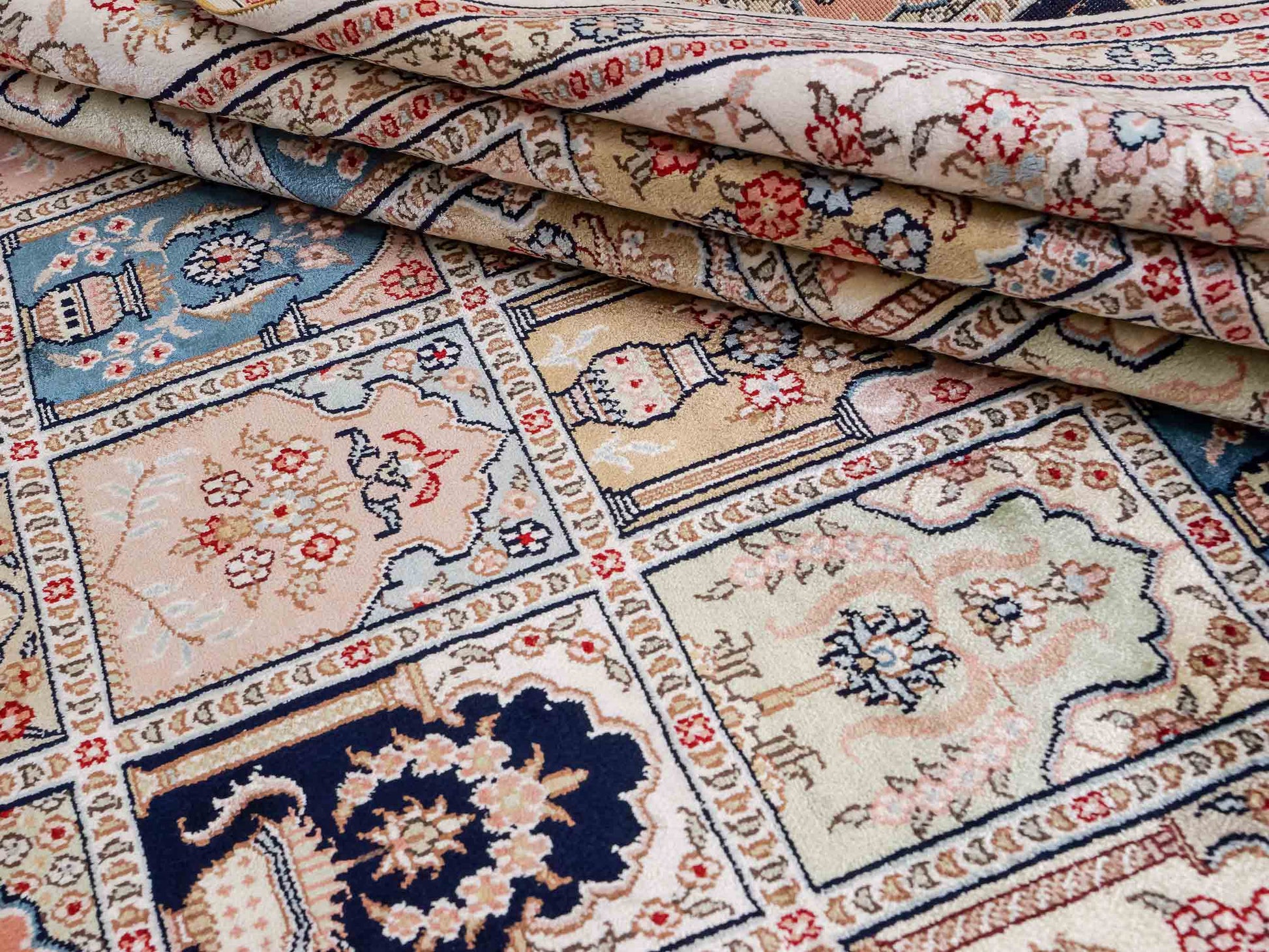 Feiner, handgeknüpfter, chinesischer Orientteppich mit Hereke Design aus Viskose, creme, weiß, multicolor. 272x184 cm. Verkauf durch Jupiter Intl.