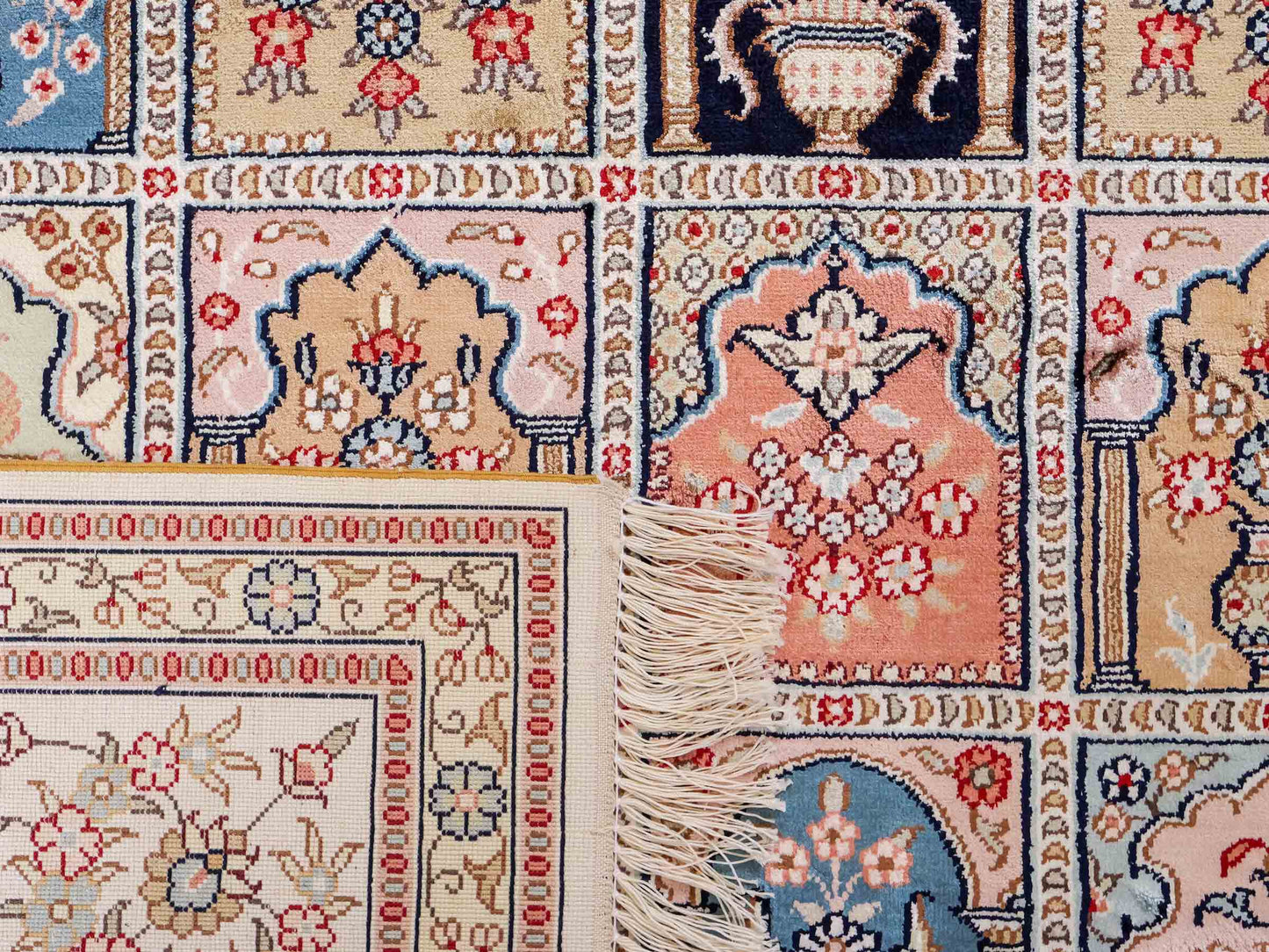 Feiner, handgeknüpfter, chinesischer Orientteppich mit Hereke Design aus Viskose, creme, weiß, multicolor. 272x184 cm. Verkauf durch Jupiter Intl.