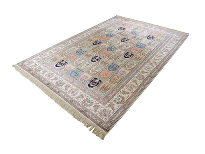 Feiner, handgeknüpfter, chinesischer Orientteppich mit Hereke Design aus Viskose, creme, weiß, multicolor. 272x184 cm. Verkauf durch Jupiter Intl.