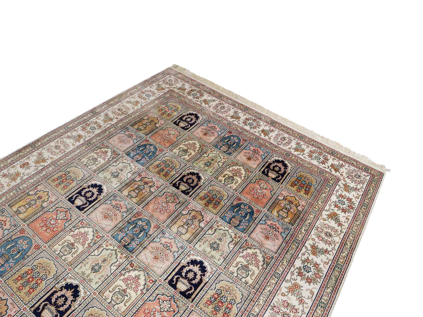 Feiner, handgeknüpfter, chinesischer Orientteppich mit Hereke Design aus Viskose, creme, weiß, multicolor. 272x184 cm. Verkauf durch Jupiter Intl.