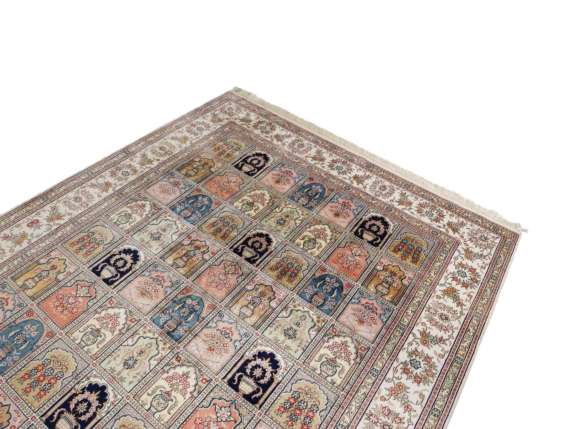 Feiner, handgeknüpfter, chinesischer Orientteppich mit Hereke Design aus Viskose, creme, weiß, multicolor. 272x184 cm. Verkauf durch Jupiter Intl.