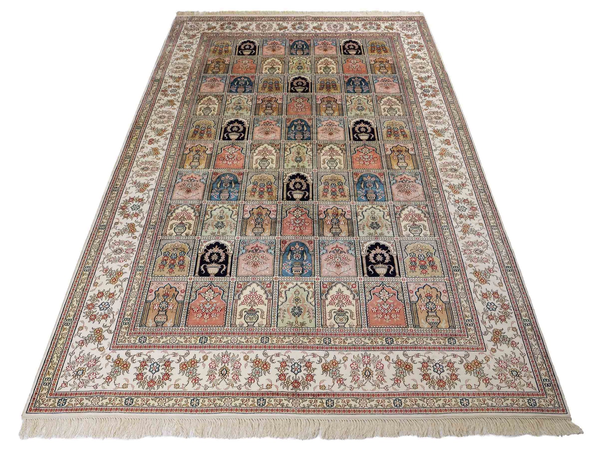 Feiner, handgeknüpfter, chinesischer Orientteppich mit Hereke Design aus Viskose, creme, weiß, multicolor. 272x184 cm. Verkauf durch Jupiter Intl.