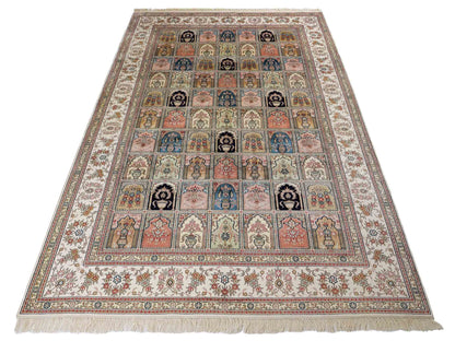 Feiner, handgeknüpfter, chinesischer Orientteppich mit Hereke Design aus Viskose, creme, weiß, multicolor. 272x184 cm. Verkauf durch Jupiter Intl.