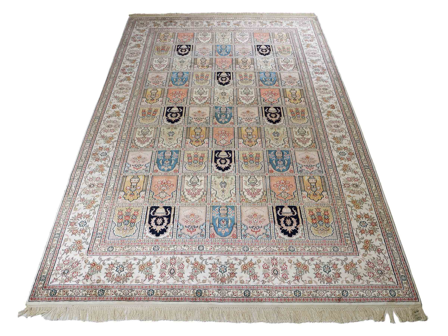 Feiner, handgeknüpfter, chinesischer Orientteppich mit Hereke Design aus Viskose, creme, weiß, multicolor. 272x184 cm. Verkauf durch Jupiter Intl.