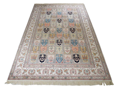 Feiner, handgeknüpfter, chinesischer Orientteppich mit Hereke Design aus Viskose, creme, weiß, multicolor. 272x184 cm. Verkauf durch Jupiter Intl.