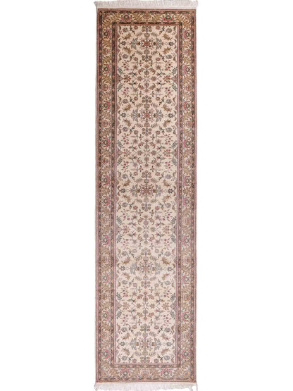 Sehr feiner, handgeknüpfter, chinesischer Hereke Orientteppich Läufer aus gesponnener Seide von Khademi, creme, weiß. 303x79 cm. Verkauf durch Jupiter Intl.