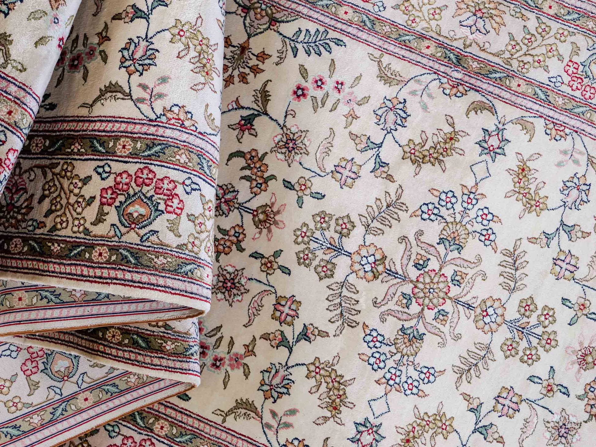 Sehr feiner, handgeknüpfter, chinesischer Hereke Orientteppich Läufer aus gesponnener Seide von Khademi, creme, weiß. 303x79 cm. Verkauf durch Jupiter Intl.