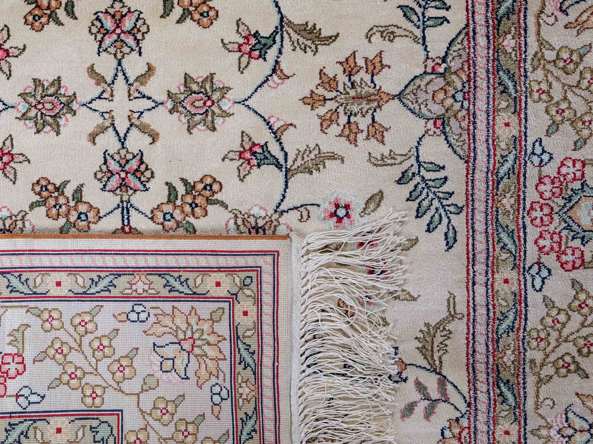 Sehr feiner, handgeknüpfter, chinesischer Hereke Orientteppich Läufer aus gesponnener Seide von Khademi, creme, weiß. 303x79 cm. Verkauf durch Jupiter Intl.