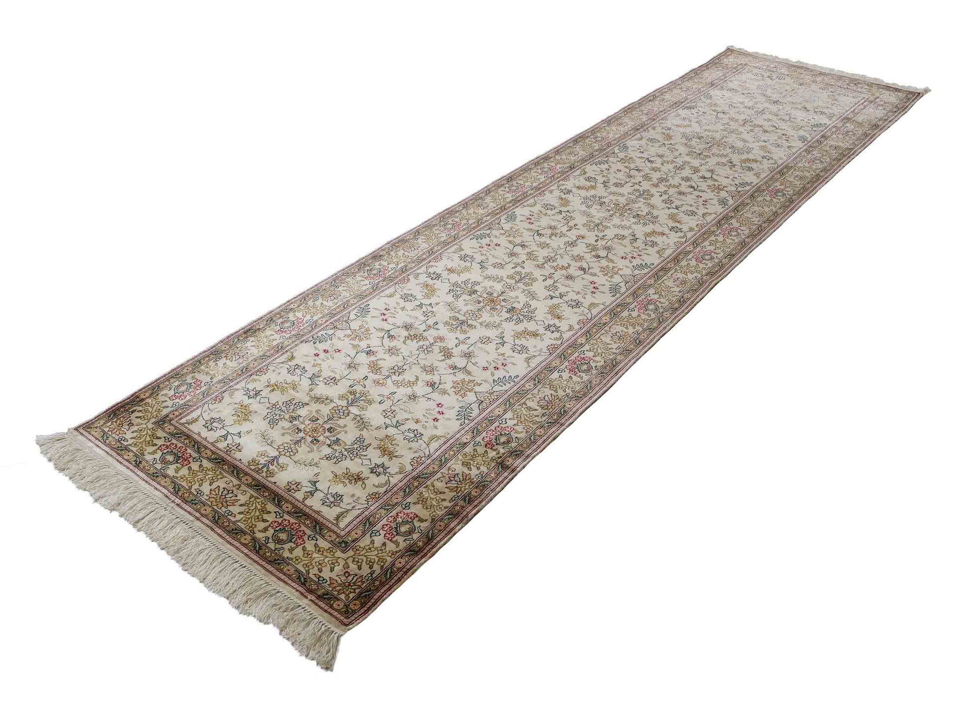 Sehr feiner, handgeknüpfter, chinesischer Hereke Orientteppich Läufer aus gesponnener Seide von Khademi, creme, weiß. 303x79 cm. Verkauf durch Jupiter Intl.