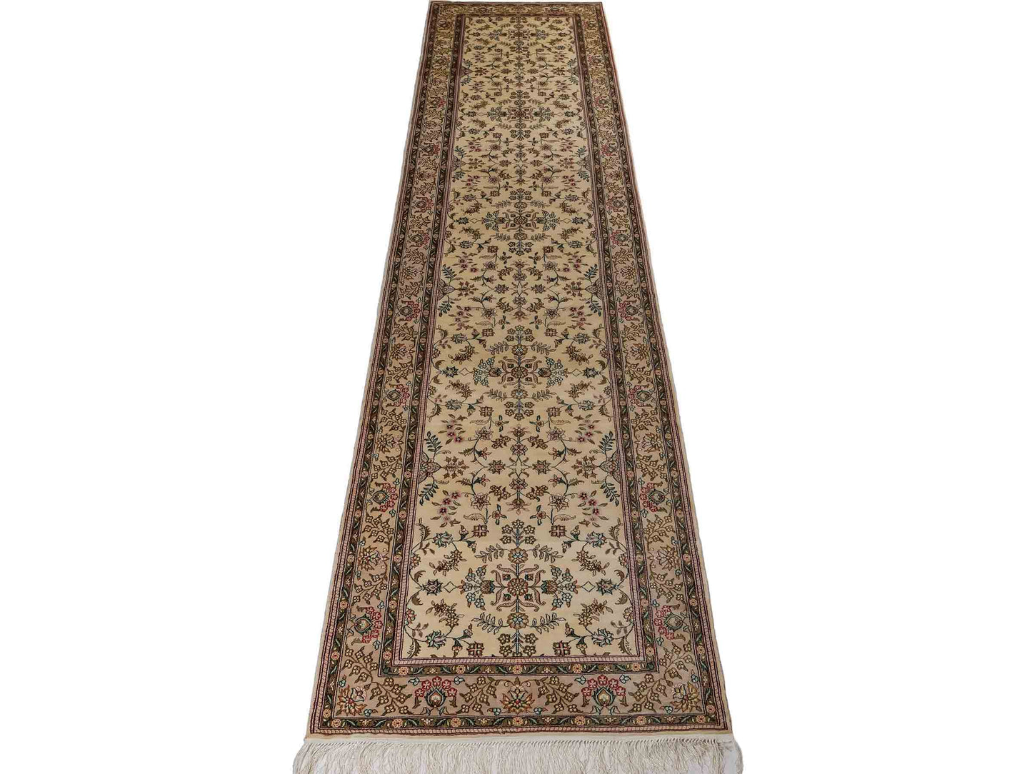 Sehr feiner, handgeknüpfter, chinesischer Hereke Orientteppich Läufer aus gesponnener Seide von Khademi, creme, weiß. 303x79 cm. Verkauf durch Jupiter Intl.